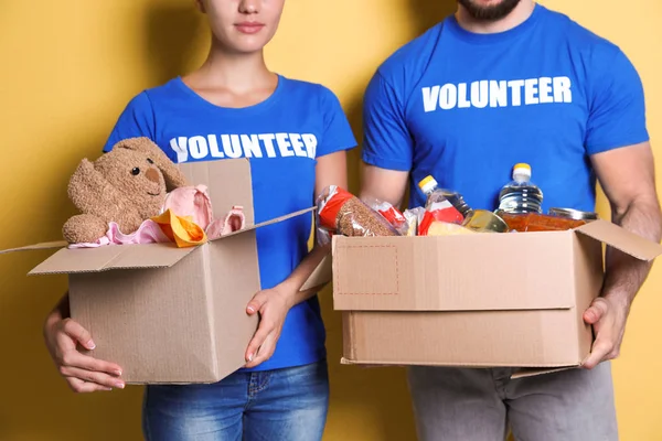 Mujer Voluntaria Sosteniendo Caja Con Donaciones Sobre Fondo Gris Espacio —  Fotos de Stock