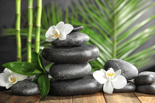 Piedras Spa Con Flores Sobre Mesa Madera Contra Ramas Bambú Fotos de stock libres de derechos