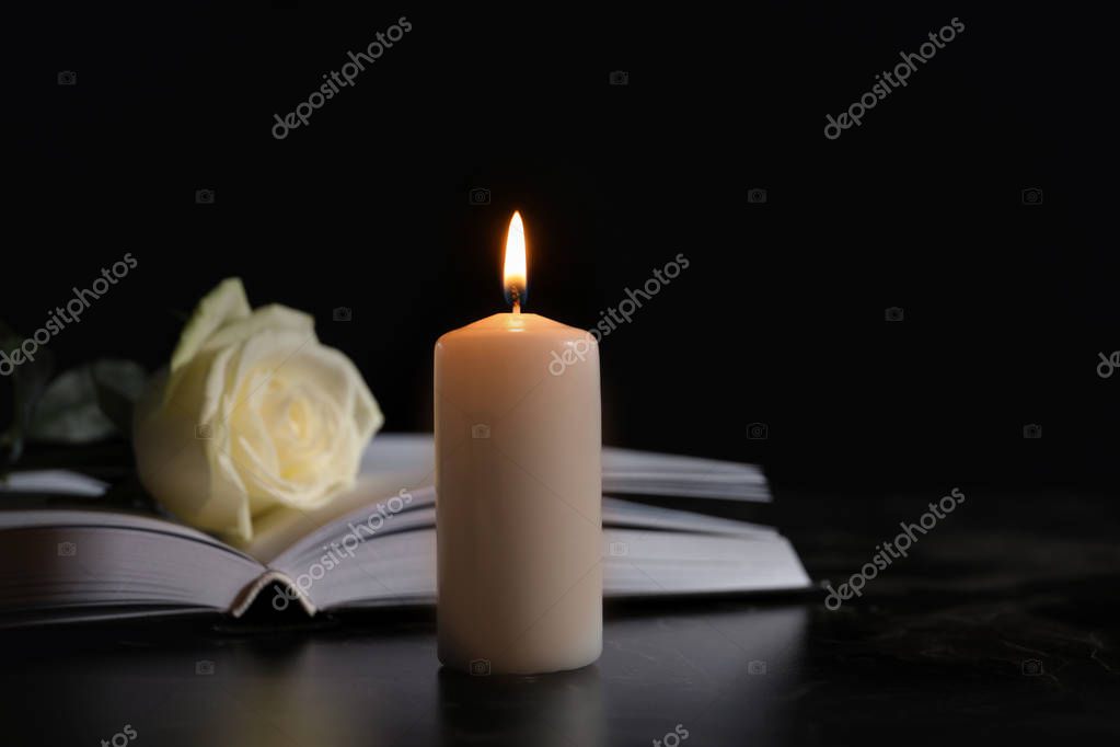Candela Accesa Libro Rosa Bianca Sul Tavolo Nel Buio Spazio - Foto Stock:  Foto, Immagini © NewAfrica 217592872