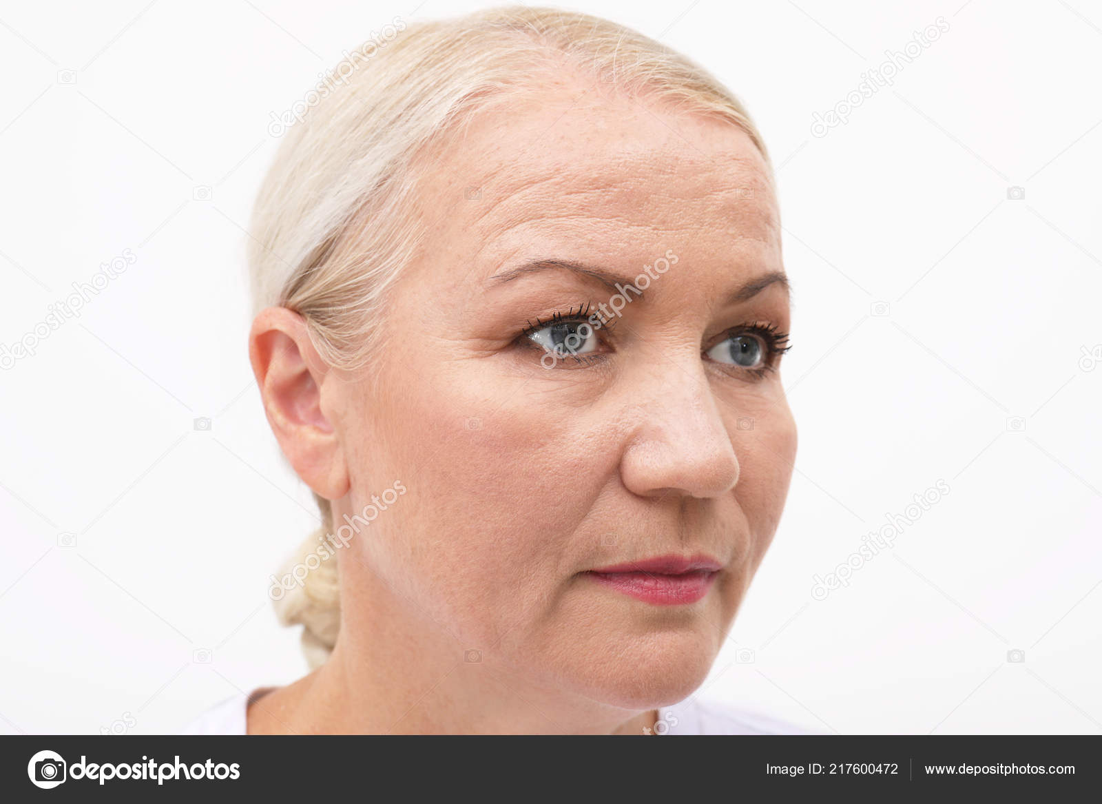 白色背景的美丽的老妇女的画像 图库照片 C Newafrica 白色背景的美丽的老妇女的画像 图库照片 C Newafrica