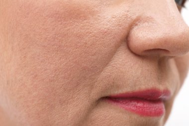 Güzel yaşlı kadın, closeup dudak