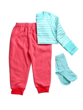 Düz kompozisyon ile şirin çocuk giysileri beyaz arka plan üzerinde yatıyordu