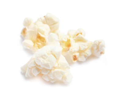 Beyaz zemin üzerine lezzetli tuzlu popcorn