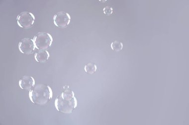 Gri arka plan üzerinde güzel şeffaf sabun köpüğü. Metin için yer