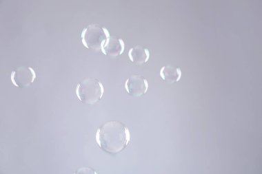 Güzel şeffaf sabun köpüğü gri arka plan üzerinde