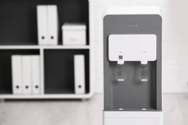 Modern su soğutucu ofiste. Metin için yer