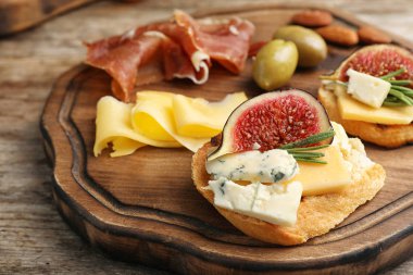 Olgun incir ve ahşap masa, closeup lezzetli ürünleri ile sandviç