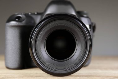 Tablo üzerinde profesyonel fotoğrafçı dijital fotoğraf makinesi