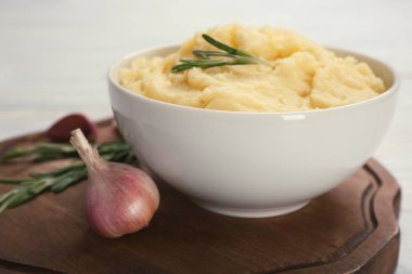 Ahşap tahta üzerinde patates püresi ile kase