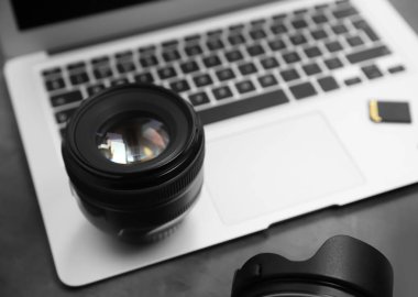 Profesyonel fotoğrafçı ekipman ve masa üstünde laptop