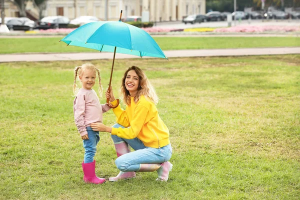 Happy Mother Daughter Umbrella Park — Stock Photo, Image