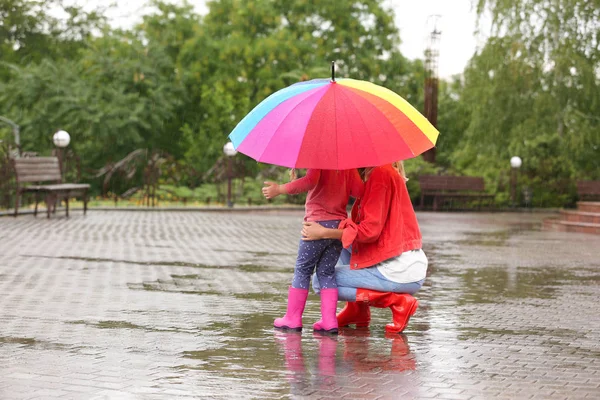 Mère Fille Avec Parapluie Lumineux Sous Pluie Extérieur — Photo