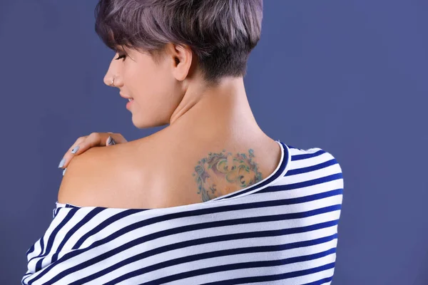 背景色のタトゥーのトレンディな若い女性 — ストック写真