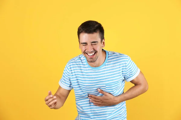 Potret Pemuda Tampan Tertawa Latar Belakang Warna — Stok Foto