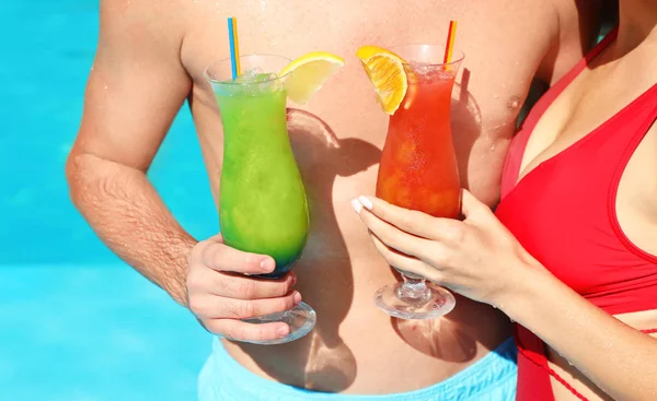 Junges Paar Mit Erfrischenden Cocktails Der Nähe Von Schwimmbad Resort — Stockfoto