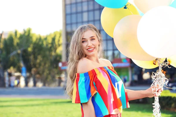 Hermosa Mujer Joven Sosteniendo Globos Colores Calle — Foto de Stock