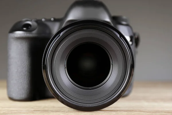 Digitální Fotoaparát Profesionálního Fotografa Stole — Stock fotografie
