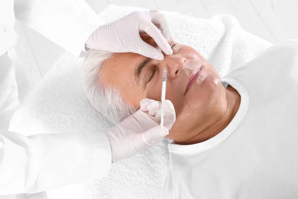 Idoso Receber Uma Injecção Facial Clínica Conceito Cirurgia Estética — Fotografia de Stock