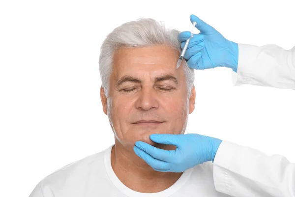 Homem Sénior Receber Uma Injecção Facial Fundo Branco Conceito Cirurgia — Fotografia de Stock