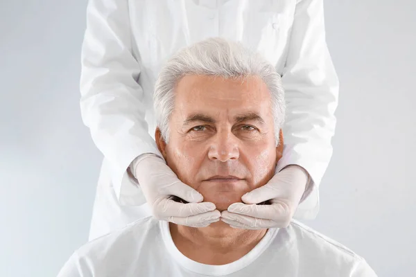 Médico Examinando Cara Del Hombre Mayor Antes Cirugía Estética Sobre —  Fotos de Stock