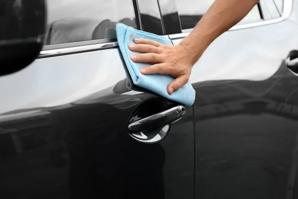 Άνθρωπος Πλύσιμο Πόρτα Του Αυτοκινήτου Πανί Κοντινό Πλάνο — Φωτογραφία Αρχείου