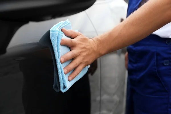 Hombre Lavando Puerta Del Coche Con Trapo Primer Plano —  Fotos de Stock