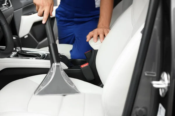 Man Using Vacuum Cleaner Auto Closeup Car Wash — Stock Photo, Image