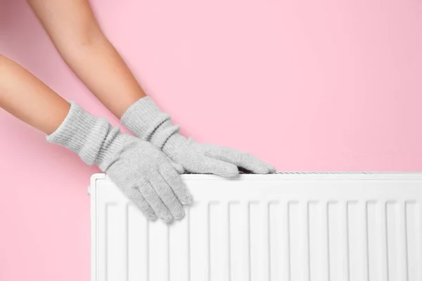 Woman Gloves Warming Hands Heating Radiator Color Wall — Stock Photo, Image