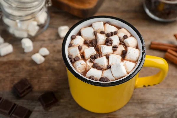 Fincan çikolatalı süt ahşap masa, closeup marshmallow ile