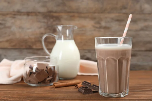 Segelas Susu Cokelat Dengan Latar Belakang Kayu — Stok Foto