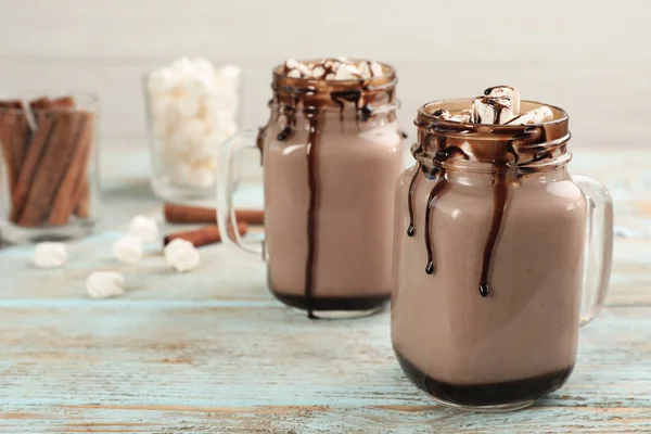 Potten Van Chocolademelk Met Marshmallows Licht Houten Tafel Ruimte Voor — Stockfoto