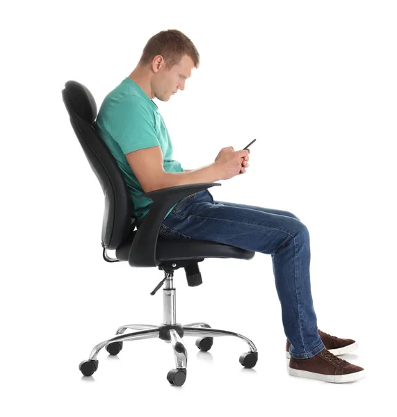 Hombre Con Teléfono Móvil Sentado Silla Oficina Sobre Fondo Blanco —  Fotos de Stock