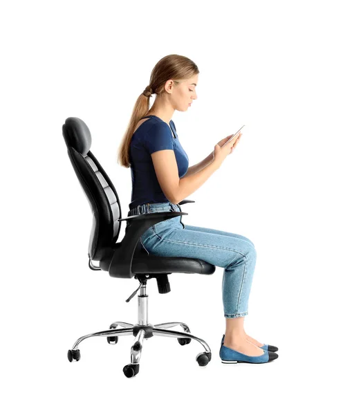 Mulher Com Telefone Celular Sentado Cadeira Escritório Fundo Branco Conceito — Fotografia de Stock