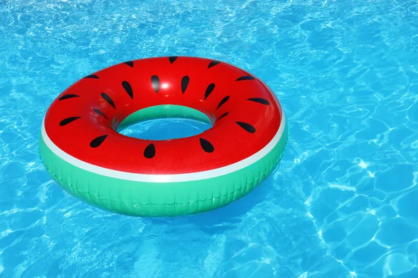 Anneau Gonflable Flottant Dans Piscine Jour Ensoleillé — Photo