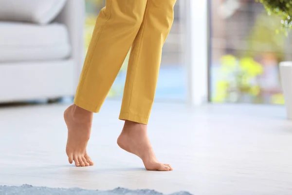 Mujer Caminando Descalza Casa Espacio Para Texto Suelo Radiante — Foto de Stock