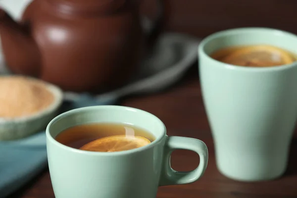 Tazza Con Limone Sul Tavolo Primo Piano — Foto Stock