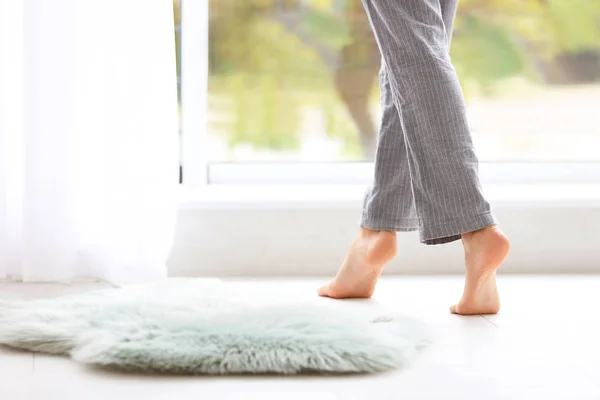 Mulher Andando Descalça Apartamento Close Aquecimento Piso — Fotografia de Stock