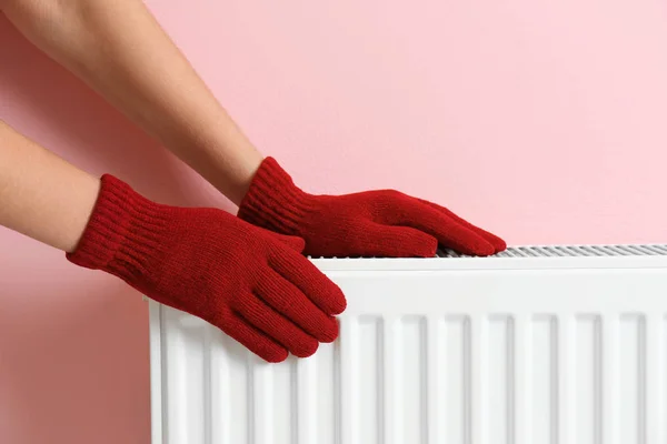 Woman Gloves Warming Hands Heating Radiator Color Wall — Stock Photo, Image