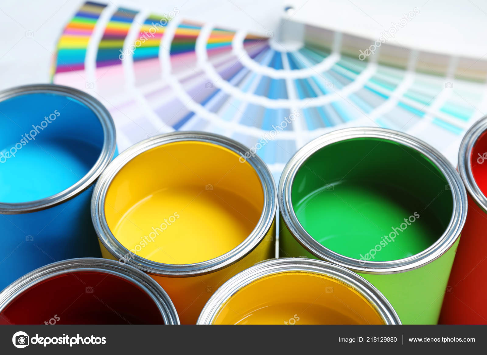 Bidons Peinture Échantillons Palette Couleurs Sur Table Gros Plan image  libre de droit par NewAfrica © #218129880