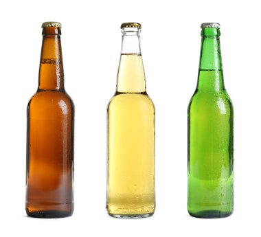 Beyaz arka plan üzerinde farklı soğuk bira şişeleri ile ayarla