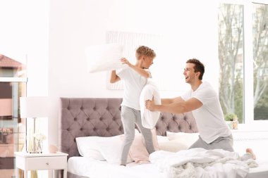Babam ve oğlum yastık evde yatakta mücadele
