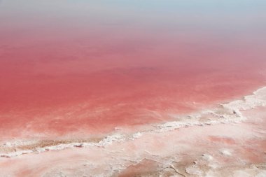 Yaz gününde pembe Gölü'nün güzel manzara