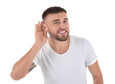 Renk arka plan üzerinde işitme sorunu olan genç adam