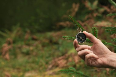 Kadın modern pusula içinde ekilmemiş boş arazi, closeup metin için yer ile kontrol