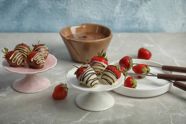 Leckere Erdbeeren Mit Schokolade Auf Grauem Tisch — Stockfoto