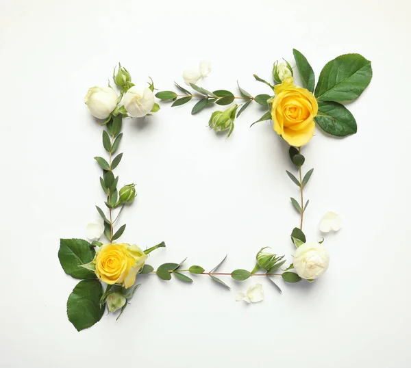 Επίπεδη Lay Σύνθεση Όμορφα Ανθισμένα Λουλούδια Λευκό Φόντο — Φωτογραφία Αρχείου