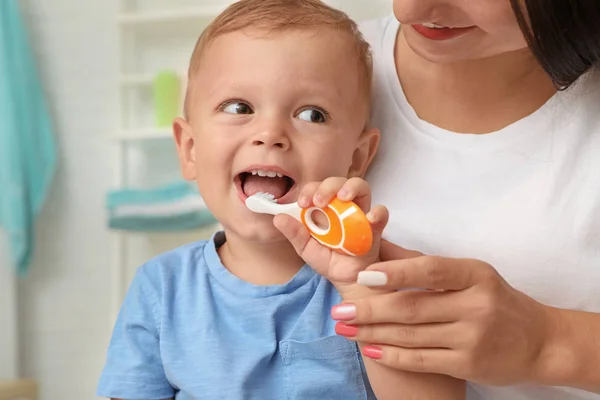 Söt Liten Pojke Med Tandborste Suddig Bakgrund — Stockfoto