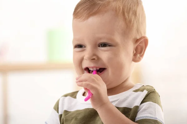 Söt Liten Pojke Med Tandborste Suddig Bakgrund — Stockfoto