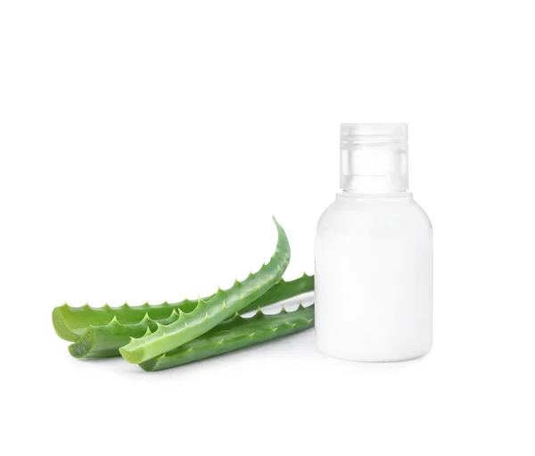 Flasche Mit Aloe Vera Extrakt Und Frischen Blättern Auf Weißem — Stockfoto
