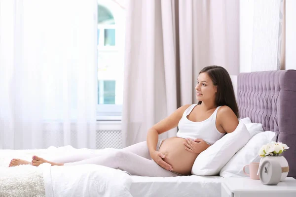 Ευτυχισμένη Έγκυος Γυναίκα Κάθεται Στο Κρεβάτι Στο Σπίτι — Φωτογραφία Αρχείου